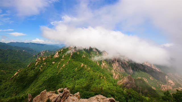 韩国石山/江原道公翎岭(恐龙岭)云海视频素材