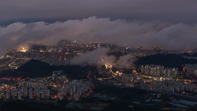 韩国大田市东谷，泗江山，夜间城市建筑上空的云海视频素材