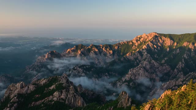 夕阳西下的雪瀑山的云海(外雪瀑山)/江原道，韩国视频素材