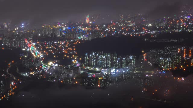 韩国大田市东谷，泗江山，夜间城市建筑上空的云海视频素材