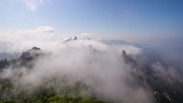 韩国石山/江原道公翎岭(恐龙岭)云海视频素材