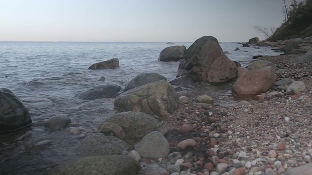 小波浪冲刷石头。波罗的海。保持冷静。视频素材