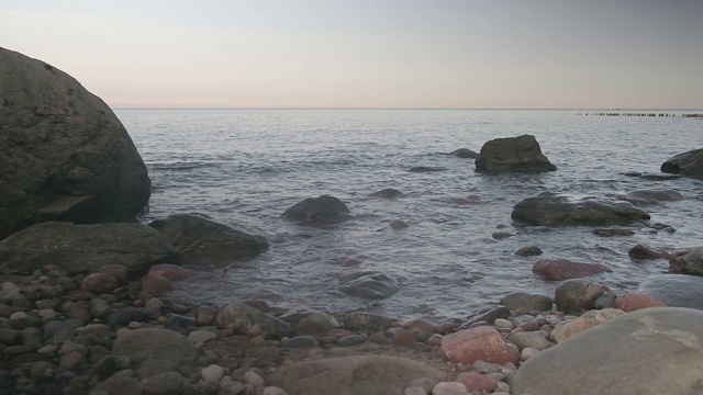 在平静时期波罗的海多石的海岸。视频素材