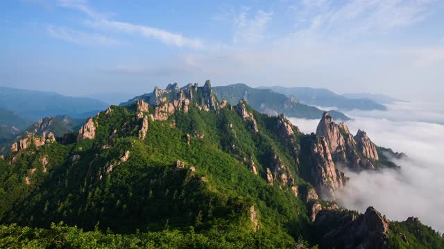 韩国石山/江原道公翎岭(恐龙岭)云海视频素材