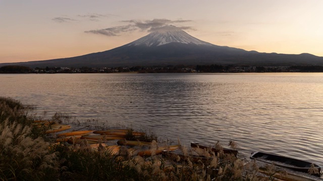 富士山的时间间隔日本最著名的山在日落时，川口湖，静冈县，日本视频素材