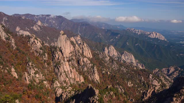 韩国Seoraksan山/江原道的公宁脊(恐龙脊)的秋天云海视频素材