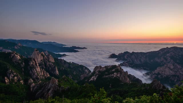 韩国江原道，旭日东升，公宁岭(恐龙岭)云海视频素材