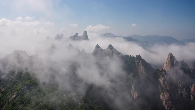 韩国石山/江原道公翎岭(恐龙岭)云海视频素材