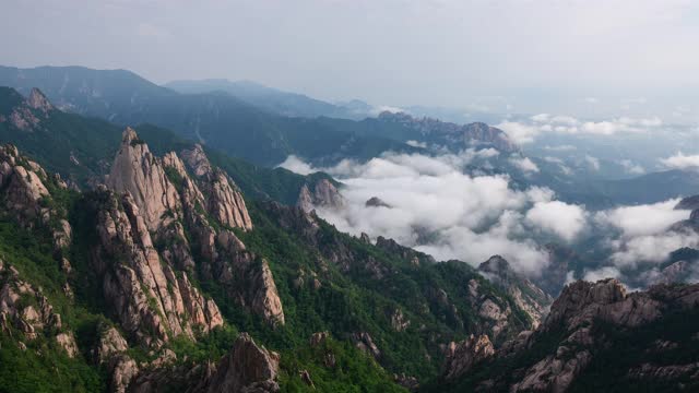 韩国江原道，公宁岭(恐龙岭)和蔚山巴维岩中的云海视频素材