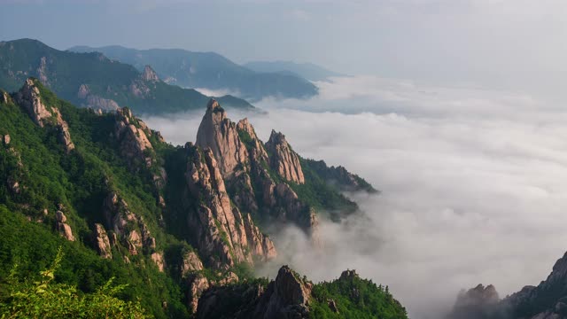 韩国石山/江原道公翎岭(恐龙岭)云海视频素材