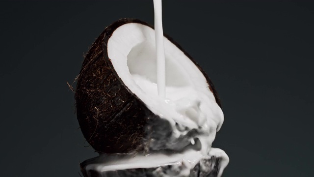 牛奶溅在椰子上的慢动作镜头视频素材