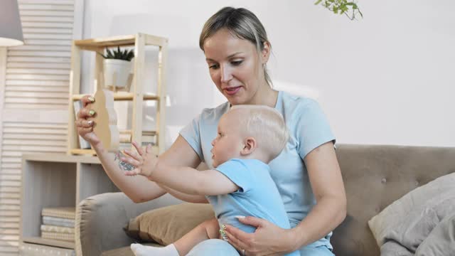 年轻女人和她的孩子玩视频素材