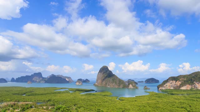 美丽的Samet Nangshe视角俯瞰攀雅湾全景，红树林和安达曼海山脉，靠近泰国普吉岛;右平移-时间推移视频素材