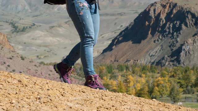 女性旅行者在山里徒步旅行的特写视频素材