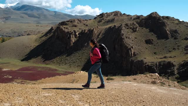 女旅行者走在悬崖上，欣赏风景视频素材