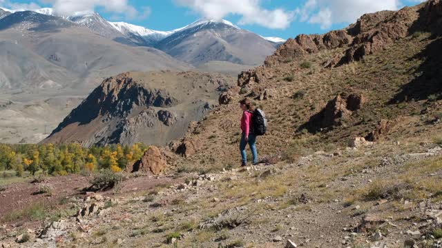 女性旅行者在秋天的山上徒步旅行视频素材