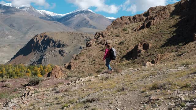 女人背包客秋天在山里旅行视频素材