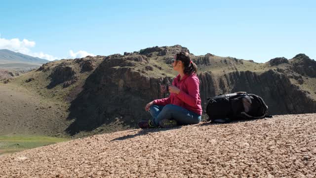 在山里徒步旅行的女人喝茶视频素材