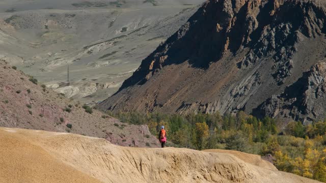 在阿尔泰山徒步旅行的女性独自旅行者视频素材