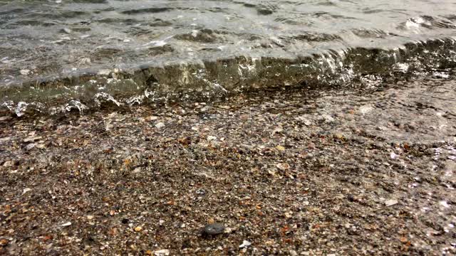 绿松石般的海水带着暴风雨的波浪冲击海岸视频素材