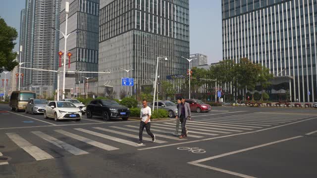 长沙市晴天市区交通街道人行横道慢镜头全景4k中国视频素材