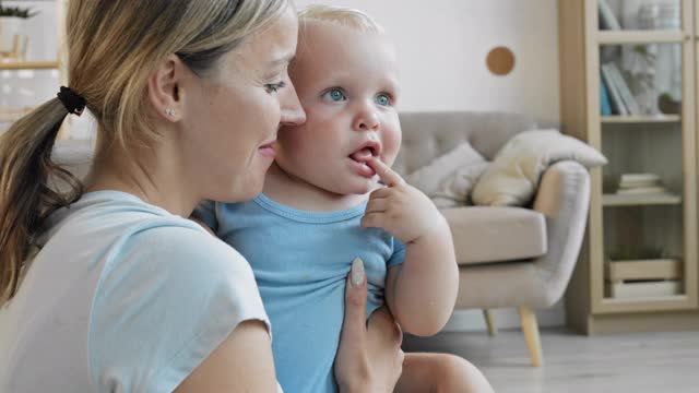 年轻的白人妇女和拥抱她的孩子视频素材