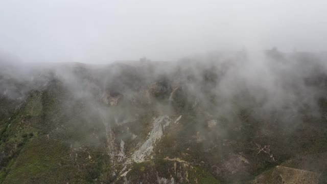 鸟瞰图，这是朝着一个悬崖，而云覆盖的观点视频素材