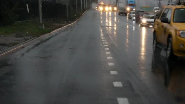 大雨期间高速公路上的汽车。视频素材