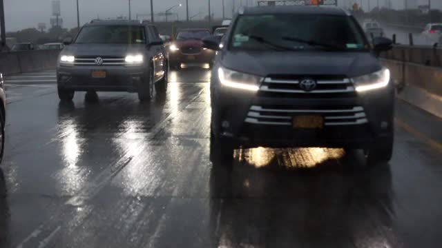 大雨期间高速公路上的汽车。视频素材