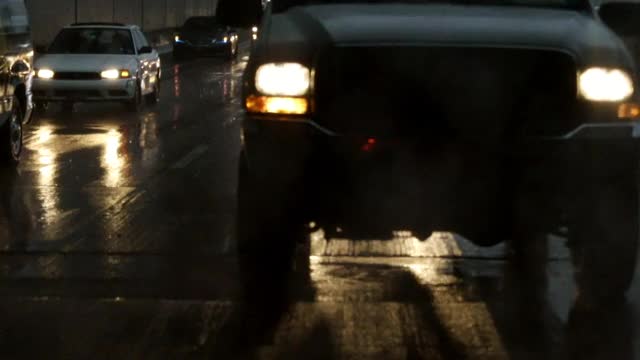 大雨期间高速公路上的汽车。视频素材