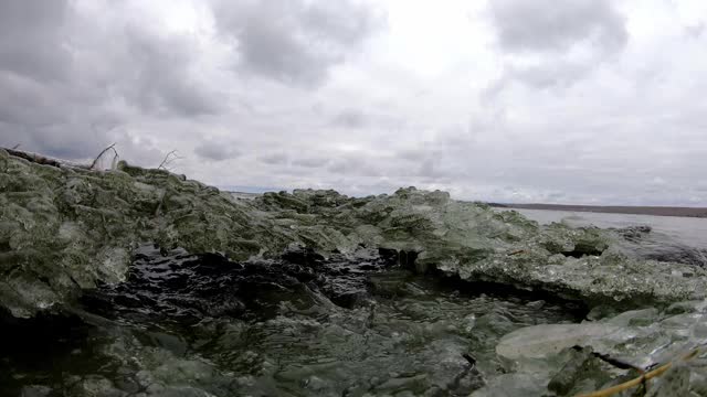 冰冷的湖岸视频素材