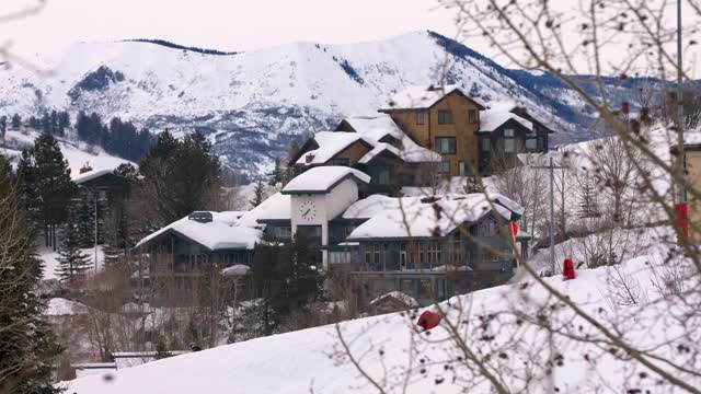 滑雪者在科罗拉多州山上的滑雪坡上滑雪视频素材