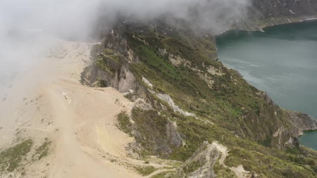 鸟瞰图的基罗托阿湖在火山口显示悬崖下降到湖覆盖在云视频素材