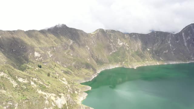 鸟瞰图的基罗托阿湖在一个不活跃的火山火山口，而太阳照耀下显示了一个绿色的蓝色的水视频素材