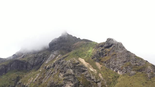 在你到达顶峰之前，teleferico或ruco pinchincha最后的山脉之一视频素材