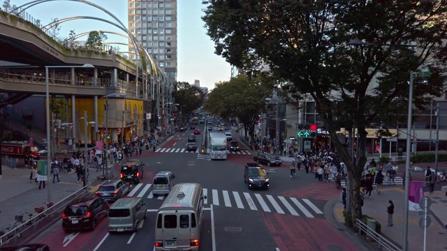 东京涩谷区，涩谷车站前的混乱十字路口视频素材