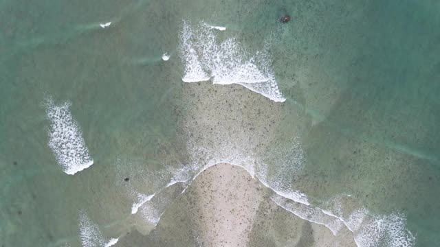 海浪到海滩的4k空中俯视图视频素材