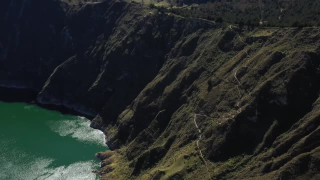 厄瓜多尔基洛托亚湖的鸟瞰图，显示了湖的一侧和一条沿着火山口向下的小路视频素材