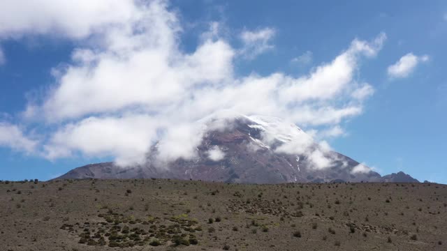 鸟瞰图显示整个chimborazo火山从后面的一个山，而飞近它视频素材