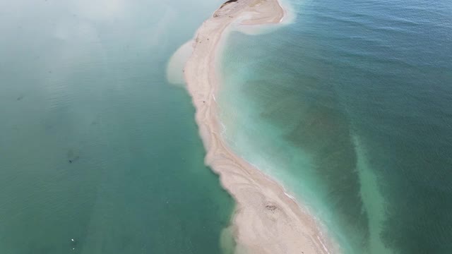 浅水海中沙三角洲的4k空中俯视图视频素材