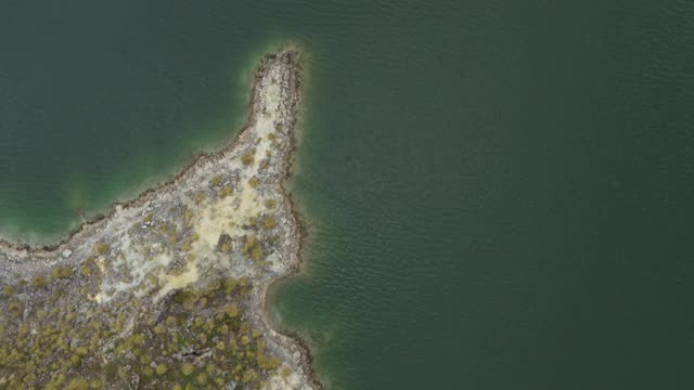 鸟瞰图或鸟瞰图的最后一点土地覆盖在大的白色岩石之前进入海洋或海洋视频素材