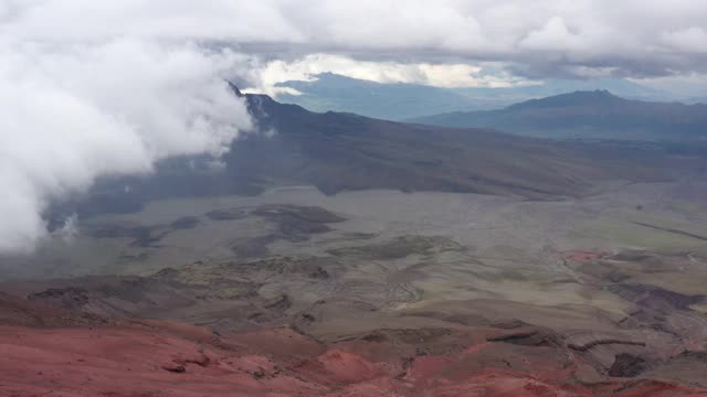 鸟瞰图，从红色的沙子开始，越过科多帕希火山旁边的绿色山谷，厄瓜多尔基多视频素材