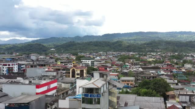 Puyo-Ecuador, 10-7-2020:一幅缓慢旋转的城市和周围山脉的全景图视频素材