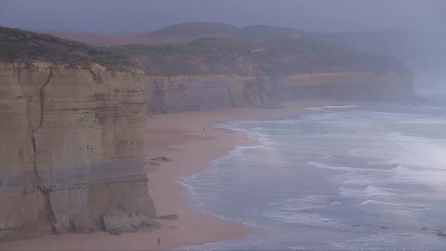 十二使徒在一个暴风雨的日子里，快速移动的云从上面经过视频素材