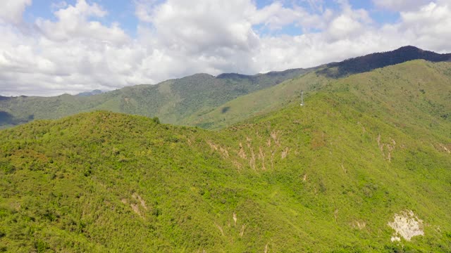 山峰上布满了雨林和云雾视频素材