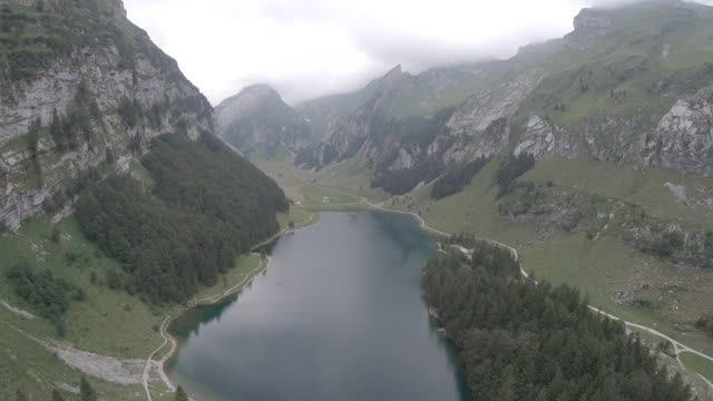 无人机剪辑湖Seealpsee(未分级4K)视频素材