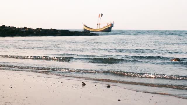 放松观海浪和船在海水上疗伤。视频素材