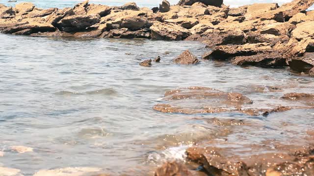 水晶般的水波在珊瑚岩上。蓝色的海放松水波。视频素材