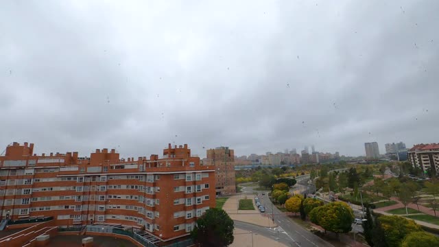 在一个阴天和雨天，马德里的桑奇纳罗社区的时间流逝视频素材