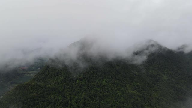 4k鸟瞰图轨道左侧的山和云在雨天视频素材